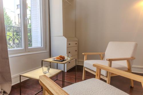 un salon avec deux chaises et une table dans l'établissement Golden République, à Paris