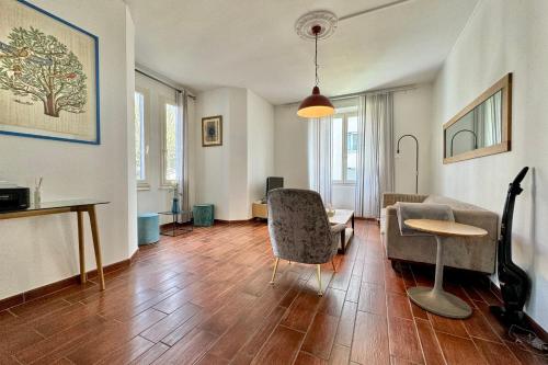 un salon avec un canapé et une table dans l'établissement Les Accacias- Appartement confortable en Centre ville, à Annecy
