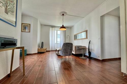 un salon avec une chaise et une table dans l'établissement Les Accacias- Appartement confortable en Centre ville, à Annecy