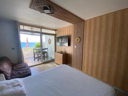 ル・ディアマンにあるStudio panoramiqueのベッドがあり海が見える寝室