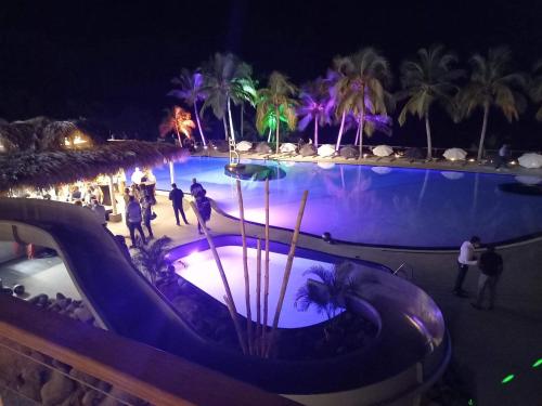 ル・ディアマンにあるStudio panoramiqueのリゾートのスイミングプールの夜景