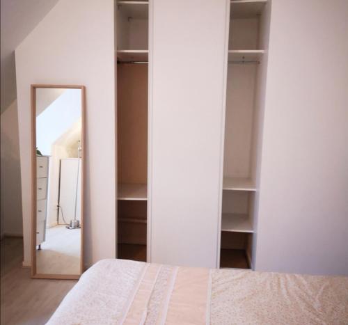 une chambre avec un lit et un miroir dans une pièce dans l'établissement 玫瑰花苑, à Bussy-Saint-Georges