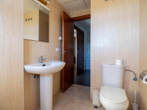 シエラネバダにあるMonte Oiz II-Eのトイレと洗面台のあるバスルーム