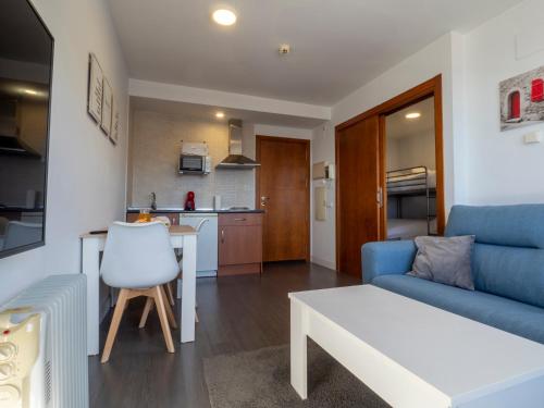 シエラネバダにあるMonte Oiz II-Eのソファとテーブルのあるリビングルーム