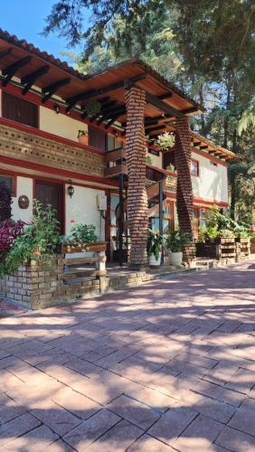 a pavilion with a bench in front of a building at La Villafranca del Cid in Zitácuaro