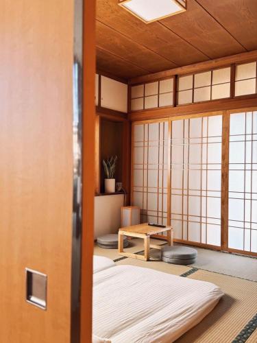 a room with a door and a table in a room at 全新装修南品川Haven有1间和室共2卧室 in Tokyo