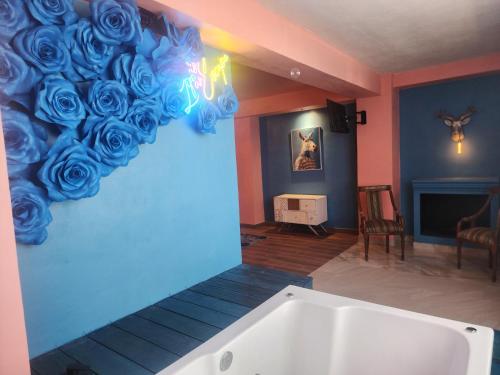 a bathroom with a wall with blue roses at Diseño lindo in San Baltasar