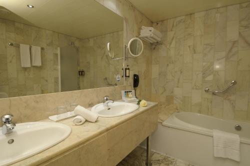Kylpyhuone majoituspaikassa Castelli Hotel Nicosia