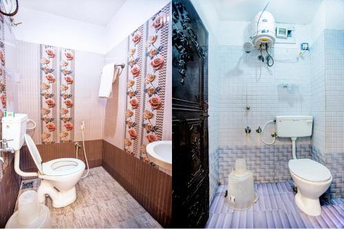 um banheiro com vaso sanitário e pia em Hotel 1Square em Pondicherry