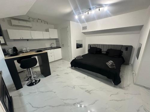 una camera da letto con un letto e una scrivania di IMPERIAL suite COLOSSEUM a Roma