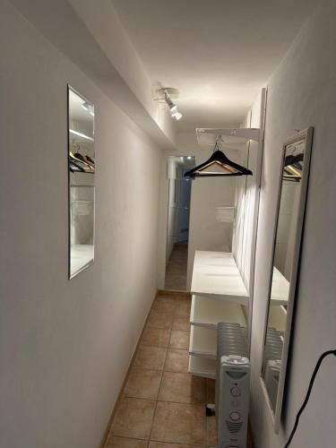 un corridoio con scaffali bianchi e una cabina armadio di IMPERIAL suite COLOSSEUM a Roma