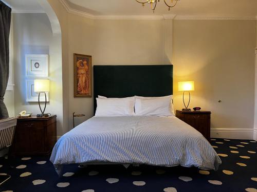 Ένα ή περισσότερα κρεβάτια σε δωμάτιο στο Sterling Hotel