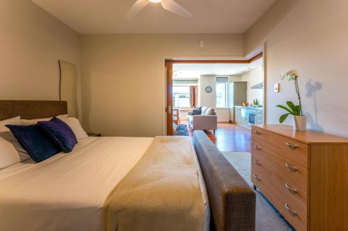 Postel nebo postele na pokoji v ubytování The Sands - Apartment 3 - Stay Waiheke