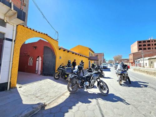 El barrio en el que está el hotel o un barrio cercano