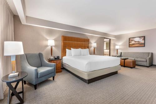 Postel nebo postele na pokoji v ubytování Drury Inn & Suites Champaign