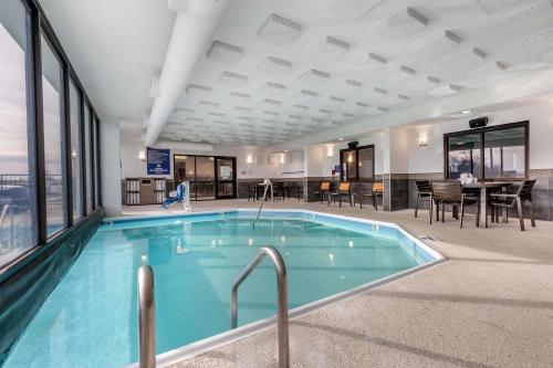 Πισίνα στο ή κοντά στο Drury Inn & Suites Champaign