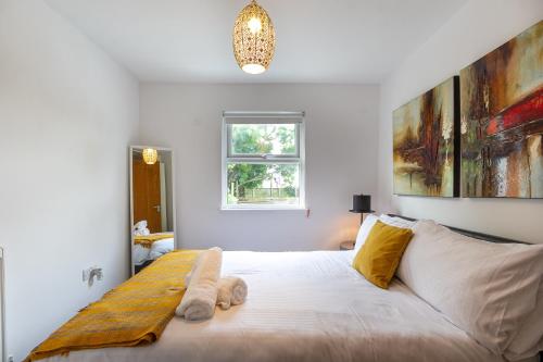 a bedroom with a large bed with a large painting on the wall at Chic 4 Bed by Brighton Station in Brighton & Hove
