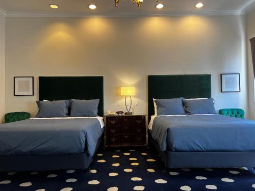 Ένα ή περισσότερα κρεβάτια σε δωμάτιο στο Sterling Hotel
