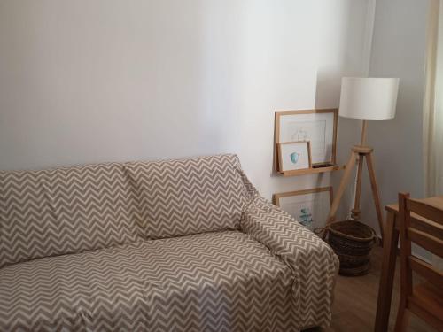 a living room with a couch and a lamp at Casa Kiwi Playa a 50 metros in El Palmar