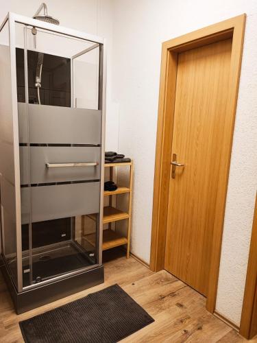 a room with a glass cabinet and a door at SchaeBu! 11 Zwischen Uni & Zentrum in Cottbus