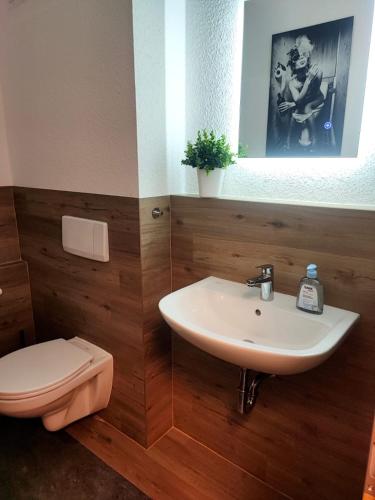 a bathroom with a sink and a toilet at SchaeBu! 11 Zwischen Uni & Zentrum in Cottbus