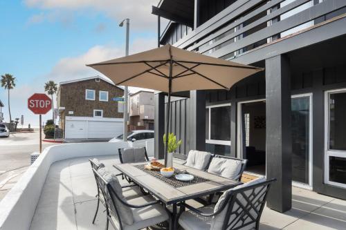 Gallery image of Sandy by AvantStay Oceanview Steps to Beach Patio w Fire Pit Dining Area in Newport Beach