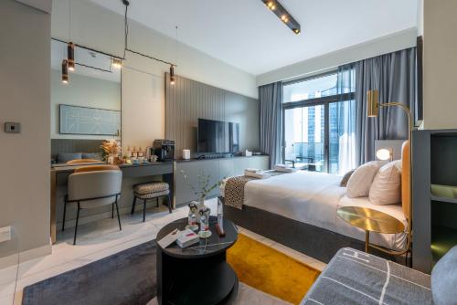 een hotelkamer met een kingsize bed en een bureau bij Canal View Studio Downtown - Near Dubai Mall & Burj Khalifa - MAG 318 in Dubai