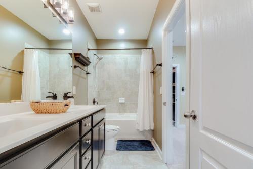 Bilik mandi di 15 Mi to UNC Elegant Retreat with Patio and Pavilion!