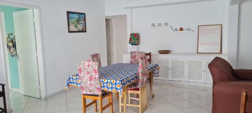a dining room with a table and chairs at Casa 30 metros da praia com wifi e garagem 6 carros in Praia Grande