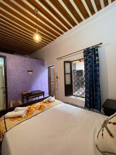 Cama o camas de una habitación en Dar Boujloud Fez