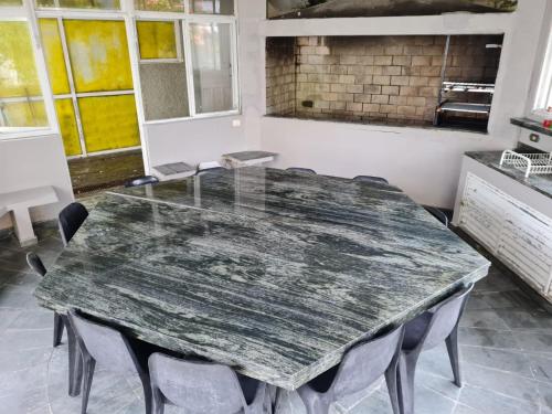 a dining room with a table and chairs at Casa 30 metros da praia com wifi e garagem 6 carros in Praia Grande