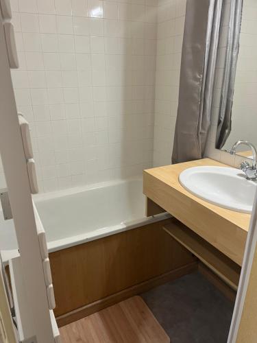 Et badeværelse på Appartement 4 a 6 Risoul pieds des pistes