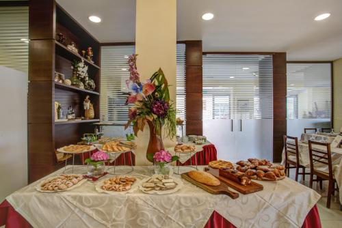 Comida en o cerca de este hotel