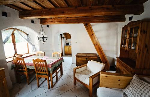 sala de estar con mesa, sillas y sofá en Syparne en Liptovský Ján