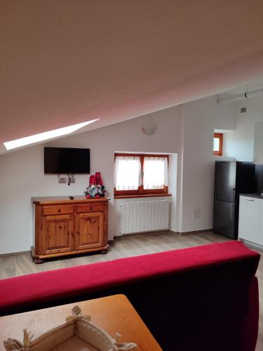 un soggiorno con TV a schermo piatto a parete di Sweet Home Casa Vacanze Secondo Piano a Rovetta