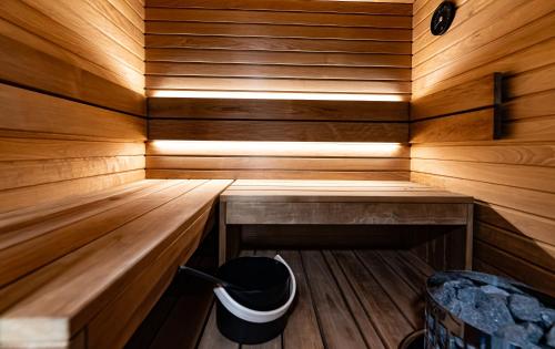 a sauna with a bucket in the middle at Vuokatti Weekend Platinum I in Vuokatti
