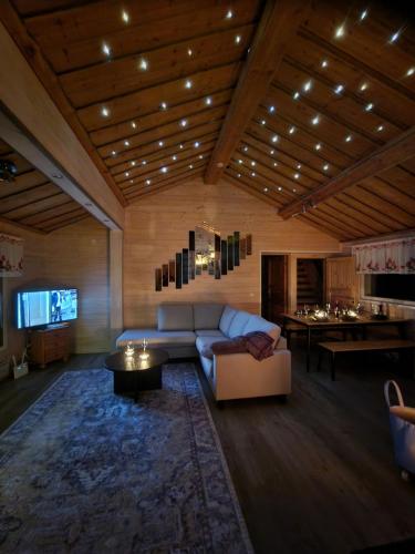 ein Wohnzimmer mit Sofa und Tisch in der Unterkunft Västintupa in Ranua