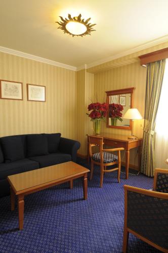 Ein Sitzbereich in der Unterkunft Castelli Hotel Nicosia