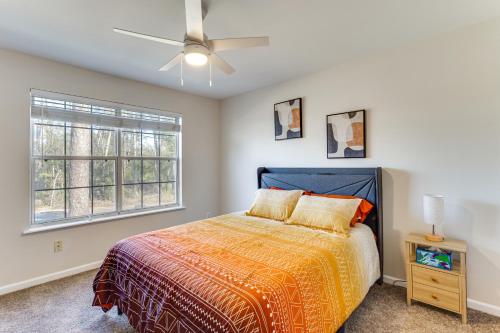 Postel nebo postele na pokoji v ubytování 3 Mi to FSU Townhome with Patio in Tallahassee!