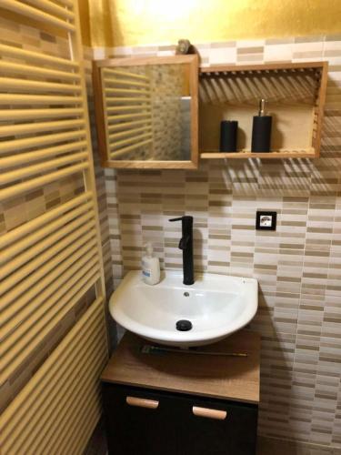 Ένα μπάνιο στο Casa Gugjet Cuore Carnico - Appartamento Tamai -giardino - senza scale - parcheggio privato - 4 zampe gratis