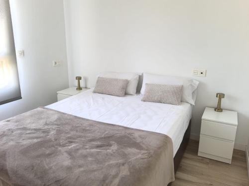 Katil atau katil-katil dalam bilik di Lujoso apartamento en primera linea de playa
