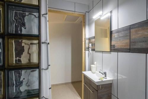 Dreamy Cove, Artistic Hideaway near Floisvos 1BD