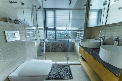 Ένα μπάνιο στο 2Bedroom GTC Luxury Apartment top floor views B12802