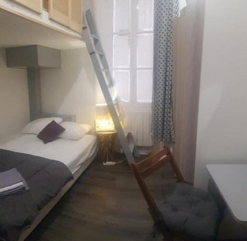 une chambre avec un lit superposé et une fenêtre dans l'établissement Charmant appartement T4 Centre historique, à Hyères