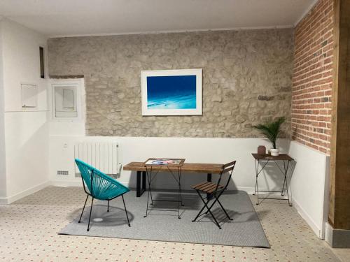 a dining room with a table and chairs at A3 Bel appartement lumineux au Rdc in Évaux-les-Bains