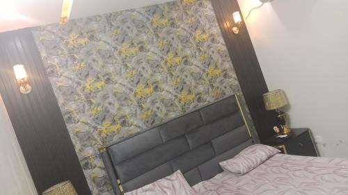 Ein Bett oder Betten in einem Zimmer der Unterkunft Hotel in Islamabad Luxurious 2 Bedroom