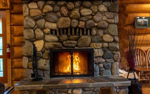 ファーニーにあるThe Alders Chalet - by Fernie Central Reservationsの石造りの暖炉