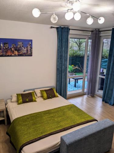 une chambre avec un lit et une grande fenêtre dans l'établissement Appart City Borderouge parking, à Toulouse
