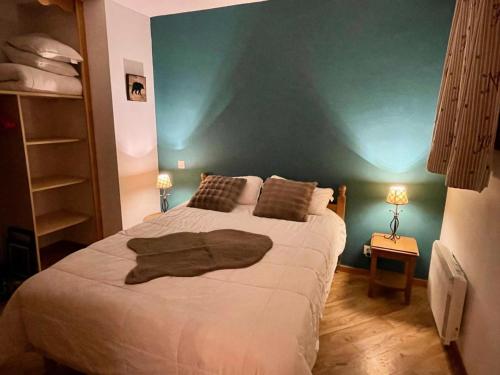 une chambre avec un grand lit avec un mur végétal dans l'établissement Résidence Les Eglantines - 2 pièces 6 personnes place centrale les Orres 1800 MAE-2811, aux Orres
