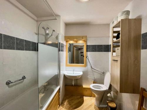 une salle de bain avec toilettes, lavabo et douche dans l'établissement Résidence Les Eglantines - 2 pièces 6 personnes place centrale les Orres 1800 MAE-2811, aux Orres